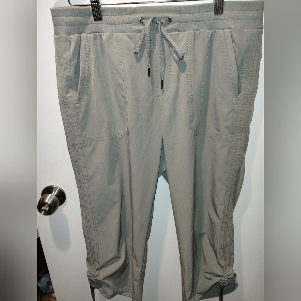 Khakis and Company new capri's